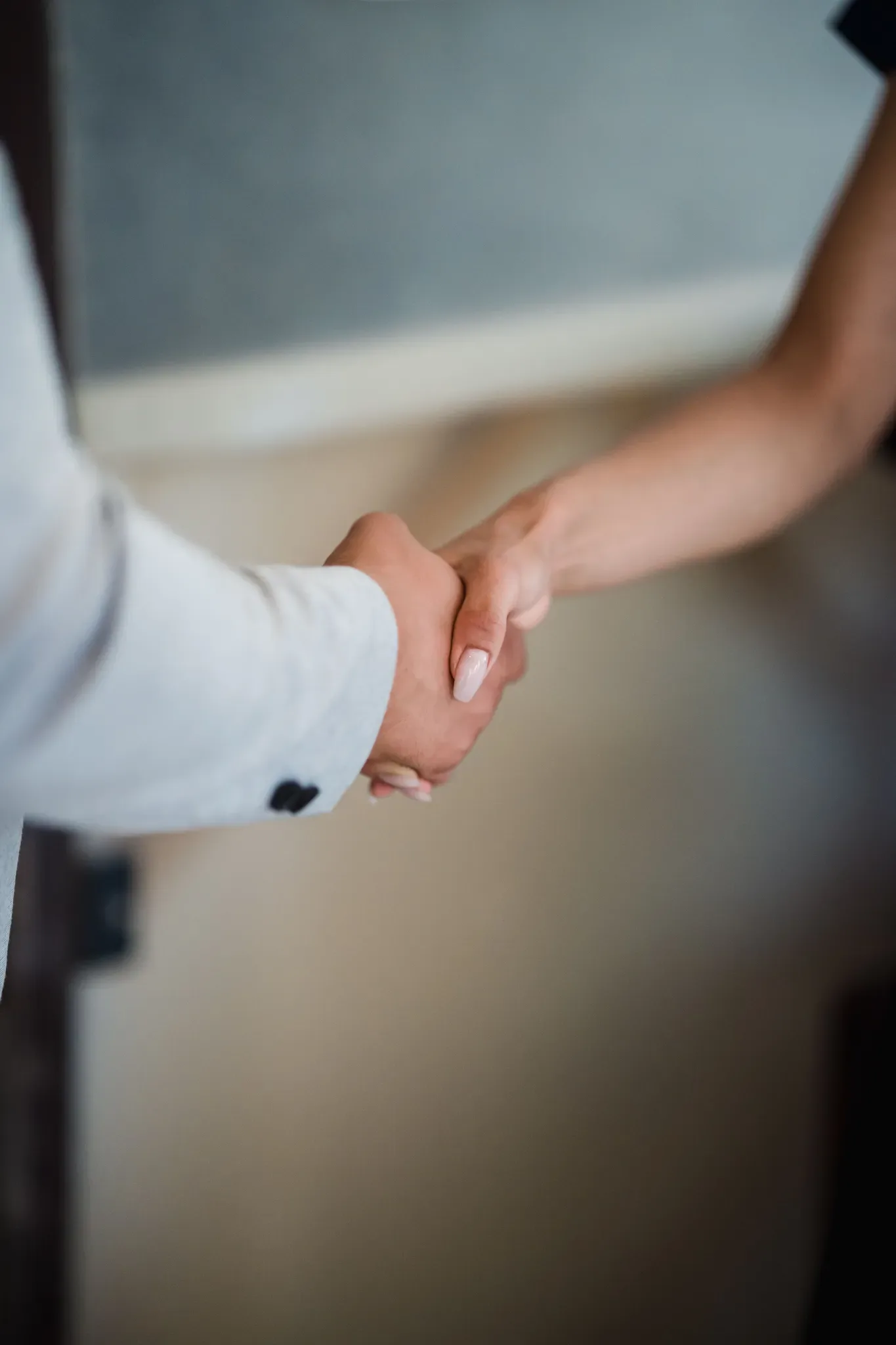 Két üzleti partner kézfogása közelről